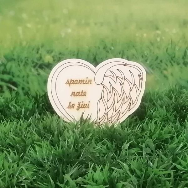 Leseni srček z vrezanim krilcem