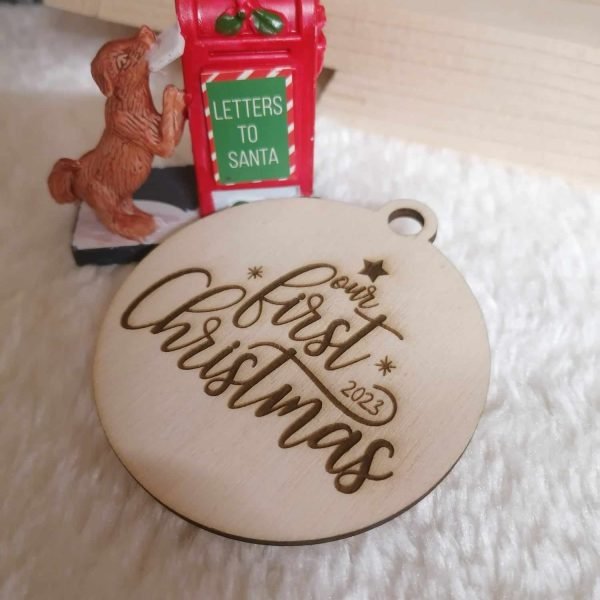 Leseni obesek Our First Christmas (z letnico) – 8 cm