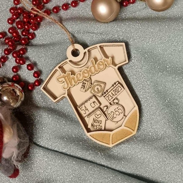 Personaliziran rojstni obesek iz lesa in pleksija BODI